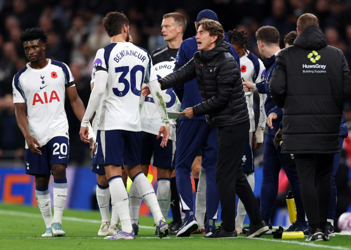 Tottenham Hotspur-spelare vägrar ge en high-five till managern Thomas Frank